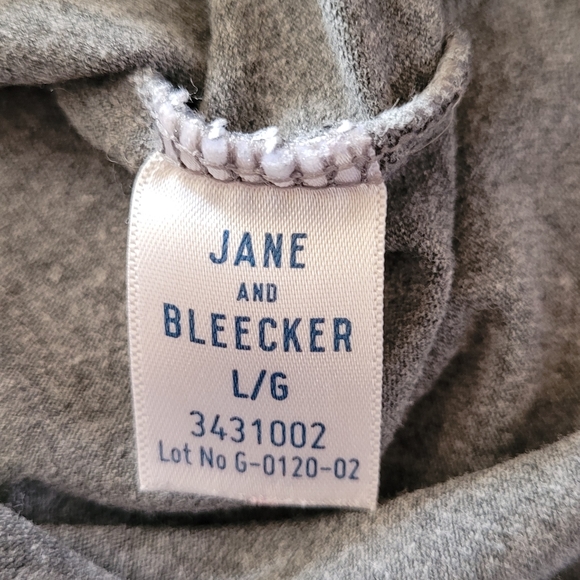 JANE AND BLEECKER womans vneck tank top. Size large. - Picture 4 of 4